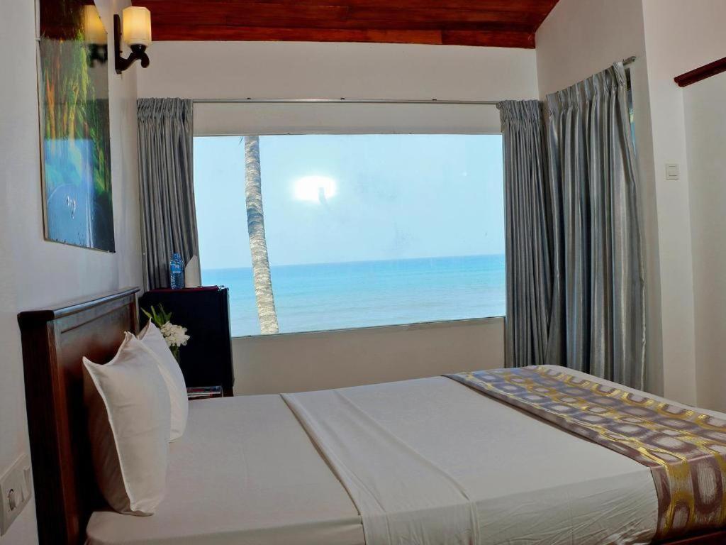 Oyo 246 Roy Villa Beach Hotel Kalutara Bagian luar foto